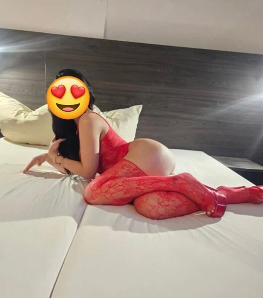 Bruneta cu ochii albastri